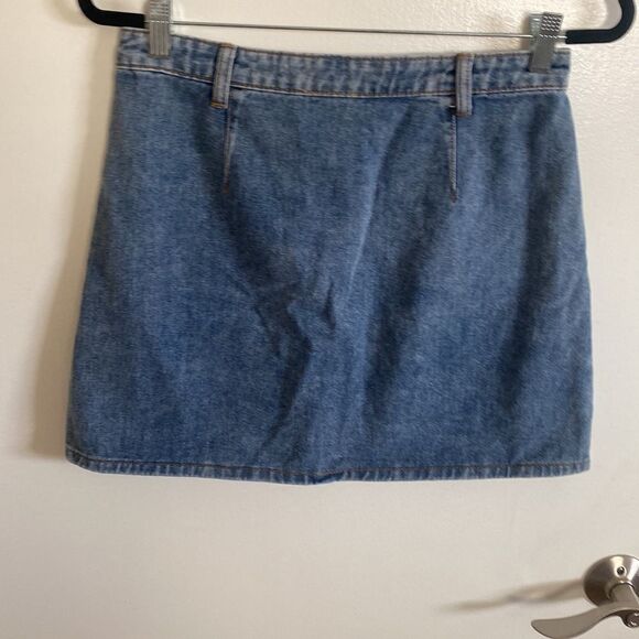 Sadie & Sage- Blue denim mini skirt with patch pocket- Size Medium - Picture 4 of 7